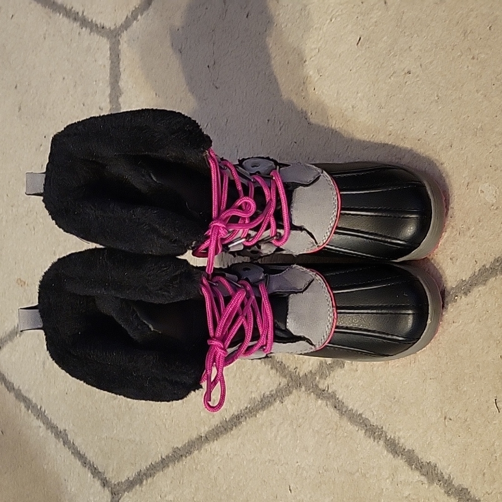 Girls size 2 TOTES SNOW BOOTS